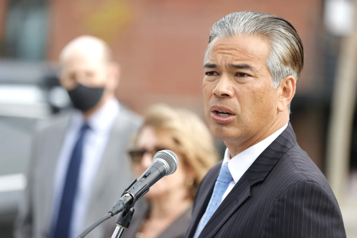 Tổng chưởng lý California Rob Bonta trình bày trong cuộc họp báo ở San Francisco vào ngày 15/11/2021. (Ảnh: Justin Sullivan/Getty Images)