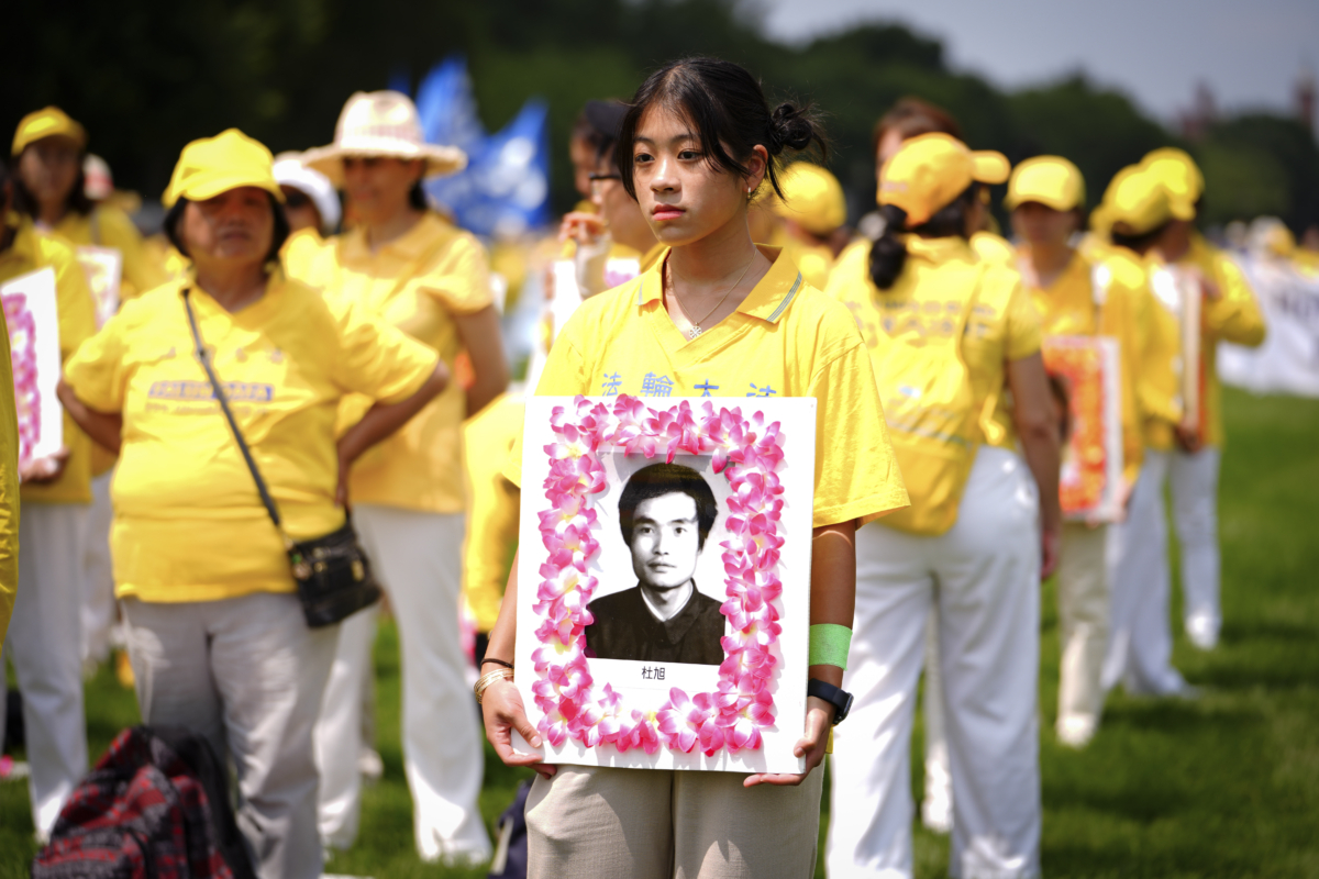 Các học viên Pháp Luân Công tham gia một lễ diễn hành để đánh dấu 24 năm cuộc bức hại môn tu luyện tinh thần này ở Trung Quốc bởi Đảng Cộng sản Trung Quốc tại Hoa Thịnh Đốn hôm 20/07/2023. (Ảnh: Madalina Vasiliu/The Epoch Times)