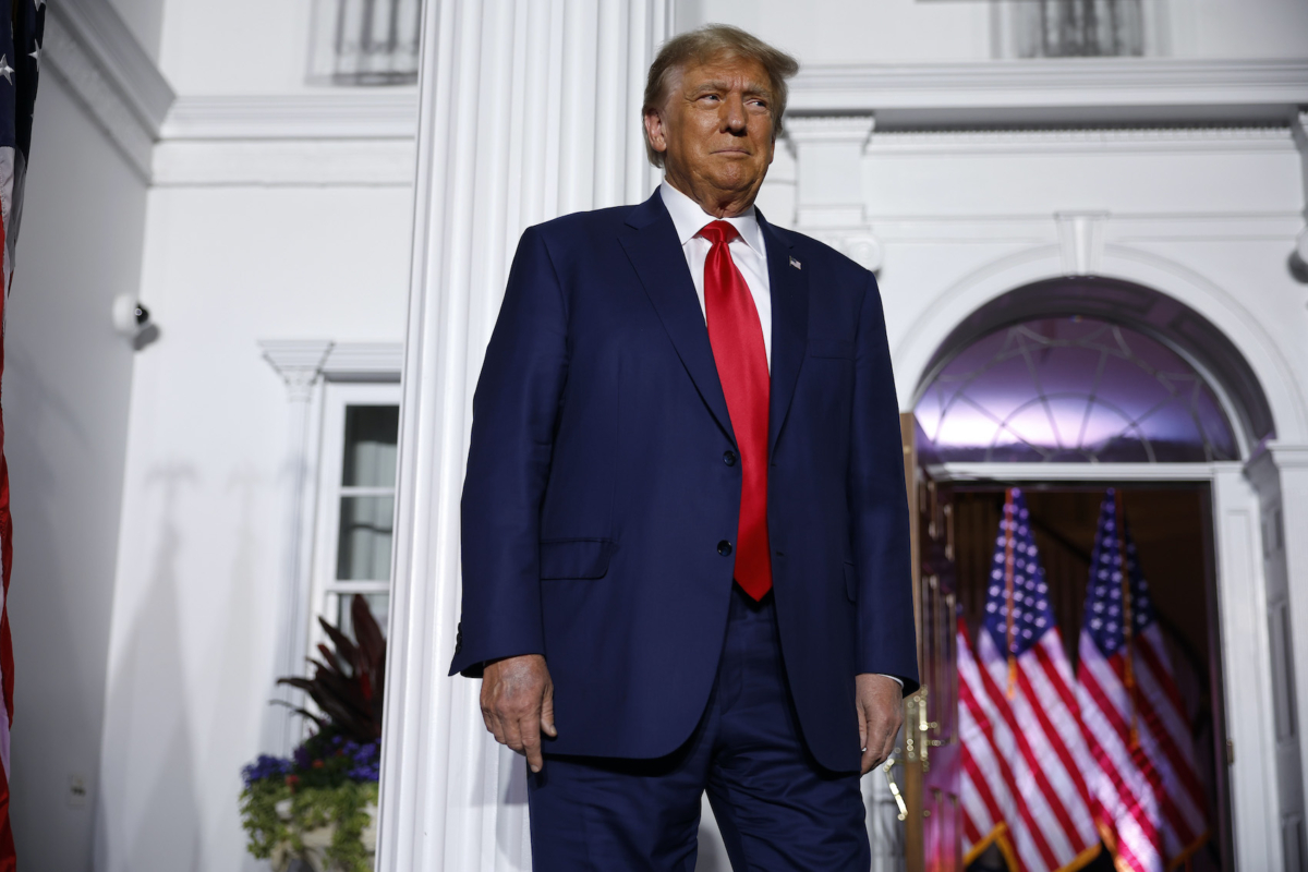 Cựu Tổng thống Donald Trump chuẩn bị trình bày tại Câu lạc bộ Golf Quốc gia Trump ở Bedminster, New Jersey, hôm 13/06/2023. (Ảnh: Chip Somodevilla/Getty Images)