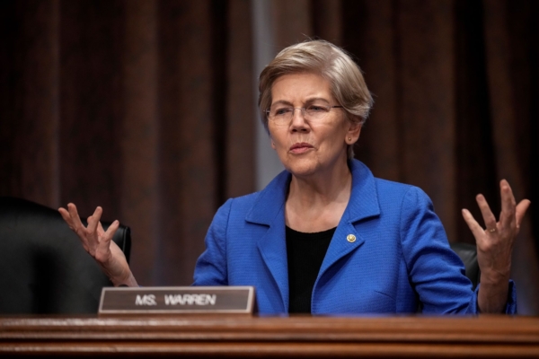 Thượng nghị sĩ Elizabeth Warren (Dân Chủ-Massachusets) nói chuyện với một nhân viên trước khi bắt đầu phiên điều trần của Ủy ban Ngân hàng Thượng viện về việc giám sát các cơ quan báo cáo tín dụng tại Capitol Hill ở Hoa Thịnh Đốn hôm 27/04/2023. (Ảnh: Drew Angerer/Getty Images)