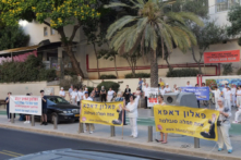 Một cuộc tập hợp đánh dấu 24 năm cuộc bức hại Pháp Luân Công, tại Tel Aviv, Israel, hôm 20/07/2023. (Ảnh: Đăng dưới sự cho phép của anh Mordechai Tor)