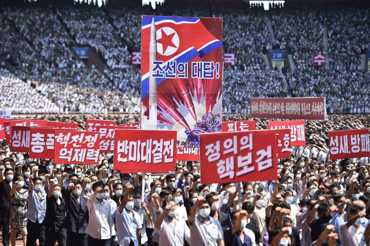 Người dân Bình Nhưỡng tại một cuộc tuần hành quy mô lớn để kỷ niệm 73 năm Chiến tranh Triều Tiên tại Sân vận động Mayday ở Bình Nhưỡng, Bắc Hàn, hôm 25/06/2023. (Ảnh: Kim Won Jin/AFP qua Getty Images)