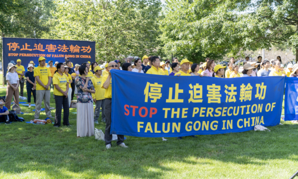 Một cuộc tập hợp kêu gọi chấm dứt cuộc đàn áp Pháp Luân Công ở Trung Quốc tại Goshen, New York, hôm 22/07/2023. (Ảnh: Cara Ding/The Epoch Times)