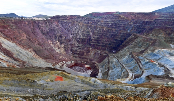 Hình ảnh Lavendar Pit tại mỏ Copper Queen, mở cửa vào năm 1877 và do Tập đoàn Phelps Dodge vận hành từ năm 1879-1975, được chụp tại Bisbee, Arizona vào ngày 24/07/2020. (Ảnh: Frederic J. Brown/AFP qua Getty Images)