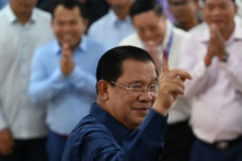 Thủ tướng Campuchia Hun Sen giơ ngón trỏ cho thấy ông đã bỏ phiếu tại một điểm bỏ phiếu ở tỉnh Kandal trong cuộc tổng tuyển cử hôm 23/07/2023. (Ảnh: Tang Chhin Sothy/AFP qua Getty Images)