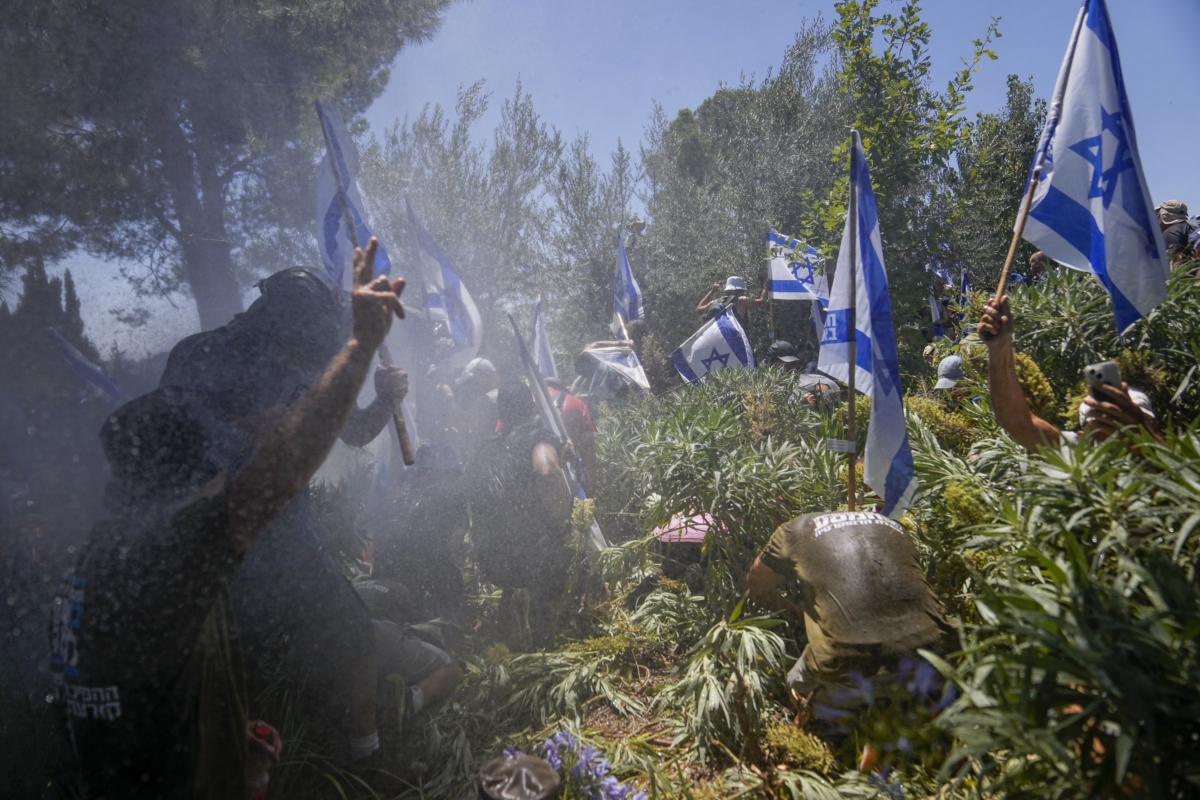 Cảnh sát Israel sử dụng vòi rồng để giải tán người biểu tình trong cuộc biểu tình phản đối kế hoạch đại tu hệ thống tư pháp của chính phủ Thủ tướng Benjamin Netanyahu, bên ngoài Knesset, quốc hội Israel, tại Jerusalem hôm 24/07/2023. (Ảnh: Ohad Zwigenberg/AP Photo)