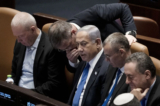 Các nhà lập pháp vây quanh Thủ tướng Israel Benjamin Netanyahu (giữa) tại một phiên họp của Knesset (Quốc hội Israel) ở Jerusalem hôm 24/07/2023. (Ảnh: Maya Alleruzzo/AP Photo)