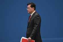 Ông Tần Cương, ủy viên quốc vụ kiêm ngoại trưởng Trung Quốc, rời sân khấu sau khi có bài diễn văn trong lễ khai mạc Diễn đàn Lam Sảnh ở Thượng Hải, hôm 21/04/2023. (Ảnh: Hector Retamal/AFP qua Getty Images)