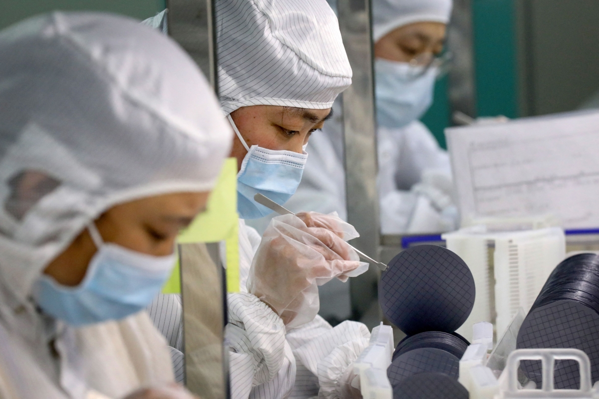 Công nhân sản xuất vi mạch bán dẫn tại một nhà máy của Công ty bán dẫn Jiejie ở Nam Thông, phía đông tỉnh Giang Tô của Trung Quốc, hôm 17/03/2021. (Ảnh: STR/AFP qua Getty Images)