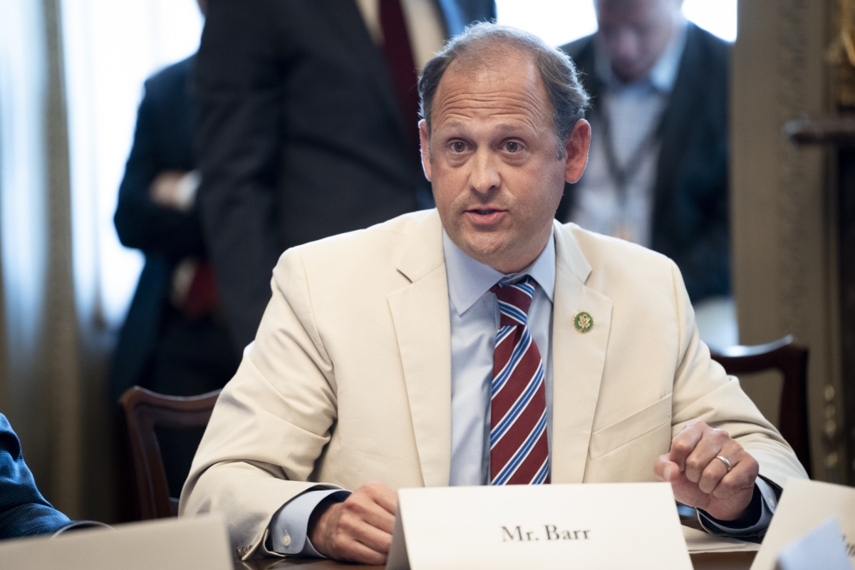 Dân biểu Andy Barr (Cộng Hòa-Kentucky) nói trong một hội nghị bàn tròn liên tôn giáo về mối đe dọa của Đảng Cộng sản Trung Quốc đối với tự do tôn giáo ở Hoa Thịnh Đốn hôm 12/07/2023. (Ảnh: Madalina Vasiliu/The Epoch Times)