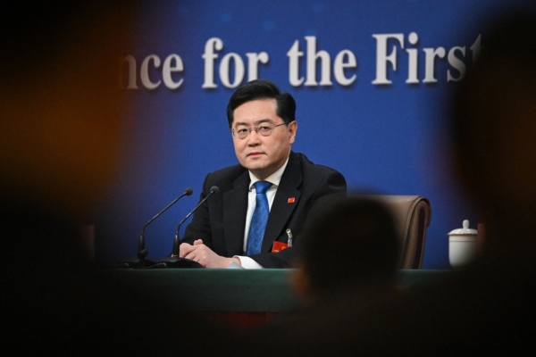 Ngoại trưởng Trung Quốc Tần Cương tham dự một cuộc họp báo tại Trung tâm Truyền thông của Đại hội Đại biểu Nhân dân Toàn quốc (NPC) ở Bắc Kinh hôm 07/03/2023. (Ảnh: Noel Celis/AFP qua Getty Images)