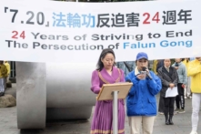 Bà Quách Tùng (Guo Song), từng là giáo viên đến từ Trung Quốc, nói tại một cuộc tập hợp tưởng niệm tròn 24 năm cuộc bức hại các học viên Pháp Luân Công, ở Auckland, New Zealand, hôm 15/07/2023. (Ảnh: Yuan Hong/The Epoch Times)