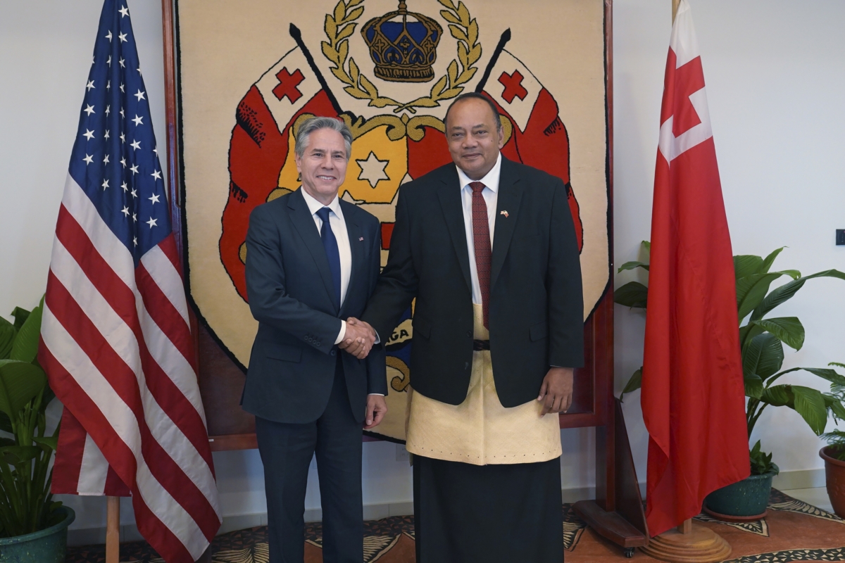 Ngoại trưởng Antony Blinken (trái) bắt tay với Thủ tướng Tonga Siaosi Sovaleni ở Nuku'alofa, Tonga hôm 26/07/2023. (Ảnh: Tupou Vaipulu/Pool Photo qua AP)
