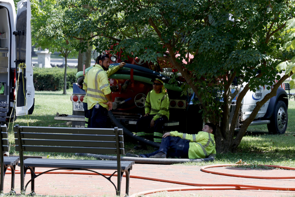 Công nhân xây dựng nghỉ ngơi dưới bóng râm trong quá trình bảo trì ở Công viên Lafayette vào ngày 27/07/2023 tại Thủ đô Hoa Thịnh Đốn. (Ảnh: Anna Moneymaker/Getty Images)