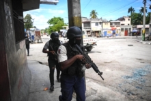Đội cảnh sát tuần tra một khu phố trong bối cảnh xảy ra bạo lực liên quan đến băng đảng ở trung tâm thành phố Port-au-Prince, Haiti hôm 25/04/2023. (Ảnh: Richard Pierrin/AFP qua Getty Images)