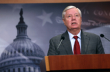 Thượng nghị sĩ Hoa Kỳ Lindsey Graham (Cộng Hòa-South Carolina) trình bày trước báo giới tại Hoa Thịnh Đốn hôm 03/05/2023. (Ảnh: Kevin Dietsch/Getty Images)