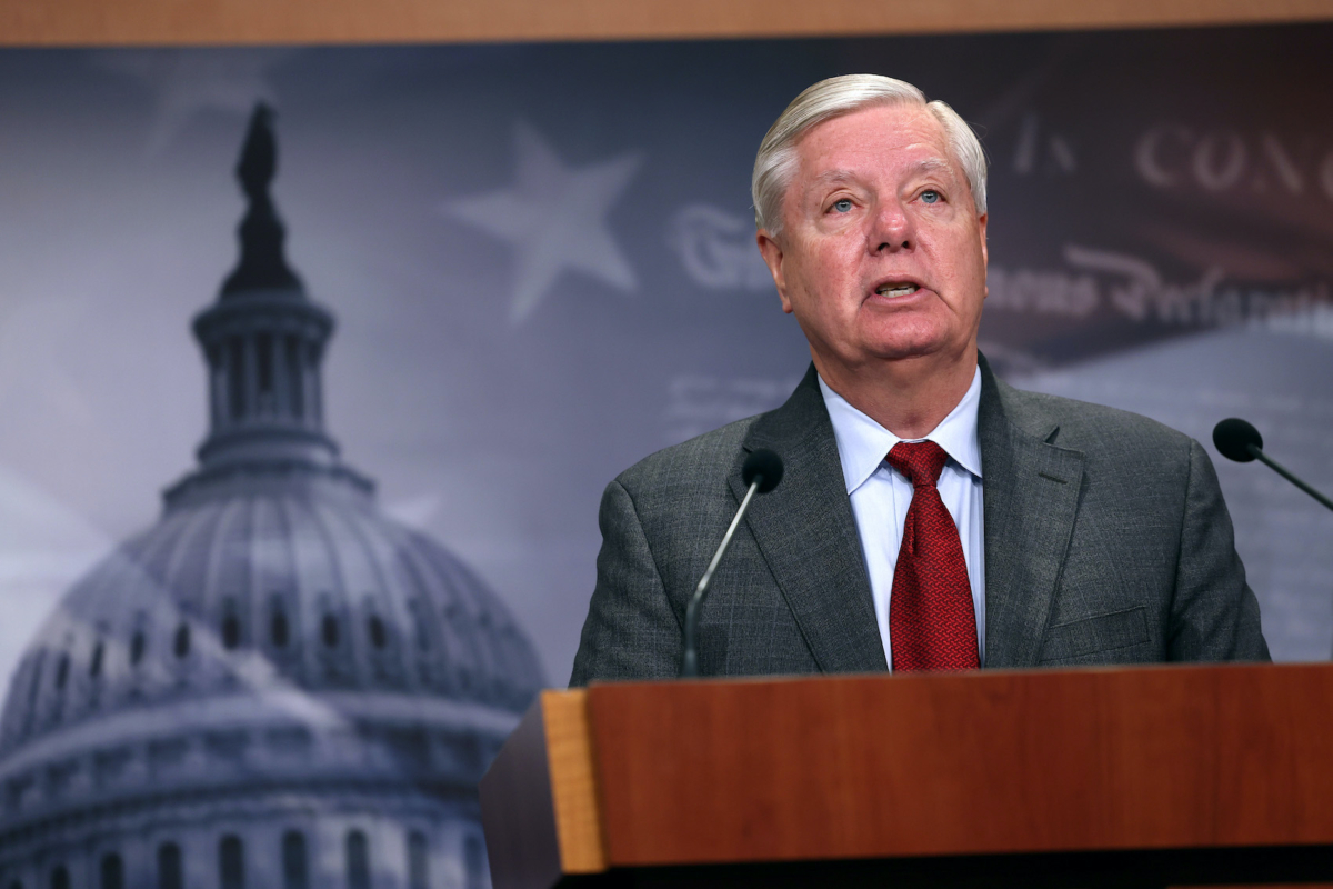 Thượng nghị sĩ Hoa Kỳ Lindsey Graham (Cộng Hòa-South Carolina) trình bày trước báo giới tại Hoa Thịnh Đốn hôm 03/05/2023. (Ảnh: Kevin Dietsch/Getty Images)