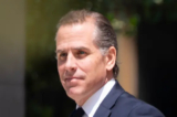 Ông Hunter Biden rời Tòa nhà Liên bang J. Caleb Boggs ở Wilmington, Delaware, hôm 26/07/2023. (Ảnh: Madalina Vasiliu/The Epoch Times)