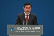 Ông Tần Cương, Ủy viên Quốc vụ kiêm Bộ trưởng Ngoại giao Trung Quốc, trình bày trong lễ khai mạc Diễn đàn Lam Sảnh được tổ chức với chủ đề “Sự hiện đại hóa của Trung Quốc và Thế giới”, tại Grand Halls, ở Thượng Hải, hôm 21/04/2023. (Ảnh: Hector Retamal/AFP qua Getty Images)