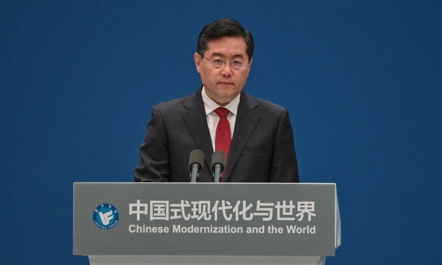 Ông Tần Cương, Ủy viên Quốc vụ kiêm Bộ trưởng Ngoại giao Trung Quốc, trình bày trong lễ khai mạc Diễn đàn Lam Sảnh được tổ chức với chủ đề “Sự hiện đại hóa của Trung Quốc và Thế giới”, tại Grand Halls, ở Thượng Hải, hôm 21/04/2023. (Ảnh: Hector Retamal/AFP qua Getty Images)