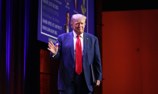 Cựu tổng thống Hoa Kỳ kiêm ứng cử viên tổng thống đầy triển vọng thuộc Đảng Cộng Hòa cho năm 2024 Donald Trump nói tại Tiệc tối Lincoln của Đảng Cộng Hòa Iowa năm 2023, tại Trung tâm Sự kiện Iowa ở Des Moines, Iowa, hôm 28/07/2023. (Ảnh: Sergio Flores/AFP qua Getty Images)