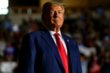 Cựu Tổng thống Donald Trump bước vào Nhà thi đấu Bảo hiểm Erie để tham gia một cuộc tập hợp để vận động tranh cử cho vị trí người được đề cử của Đảng Cộng Hòa trong cuộc bầu cử năm 2024, ở Erie, Pennsylvania, hôm 29/07/2023. (Ảnh: Jeff Swensen/Getty Images)