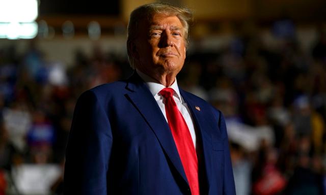 Cựu Tổng thống Donald Trump bước vào Nhà thi đấu Bảo hiểm Erie để tham gia một cuộc tập hợp để vận động tranh cử cho vị trí người được đề cử của Đảng Cộng Hòa trong cuộc bầu cử năm 2024, ở Erie, Pennsylvania, hôm 29/07/2023. (Ảnh: Jeff Swensen/Getty Images)