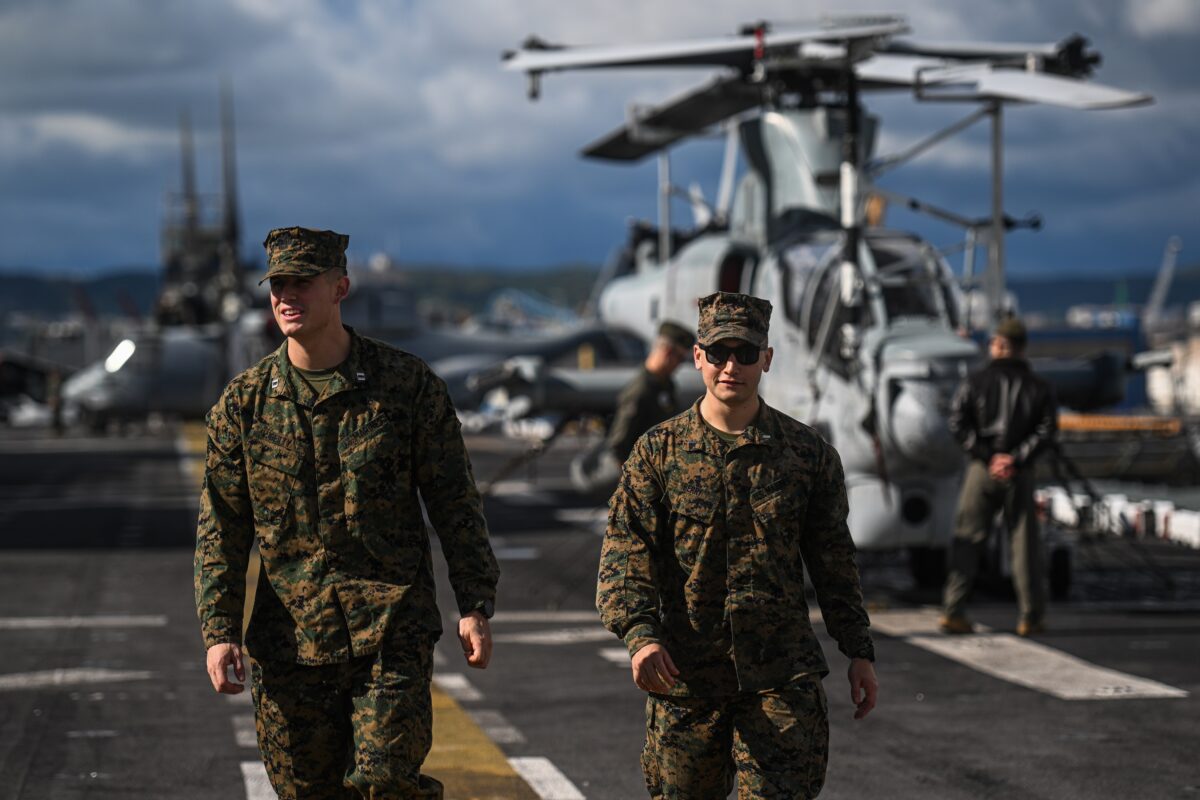 Lính Thủy quân lục chiến Hoa Kỳ đi bộ trên đường băng của USS Kearsarge ở Gdynia, Ba Lan, vào ngày 17/09/2022. (Ảnh: Omar Marques/Getty Images)