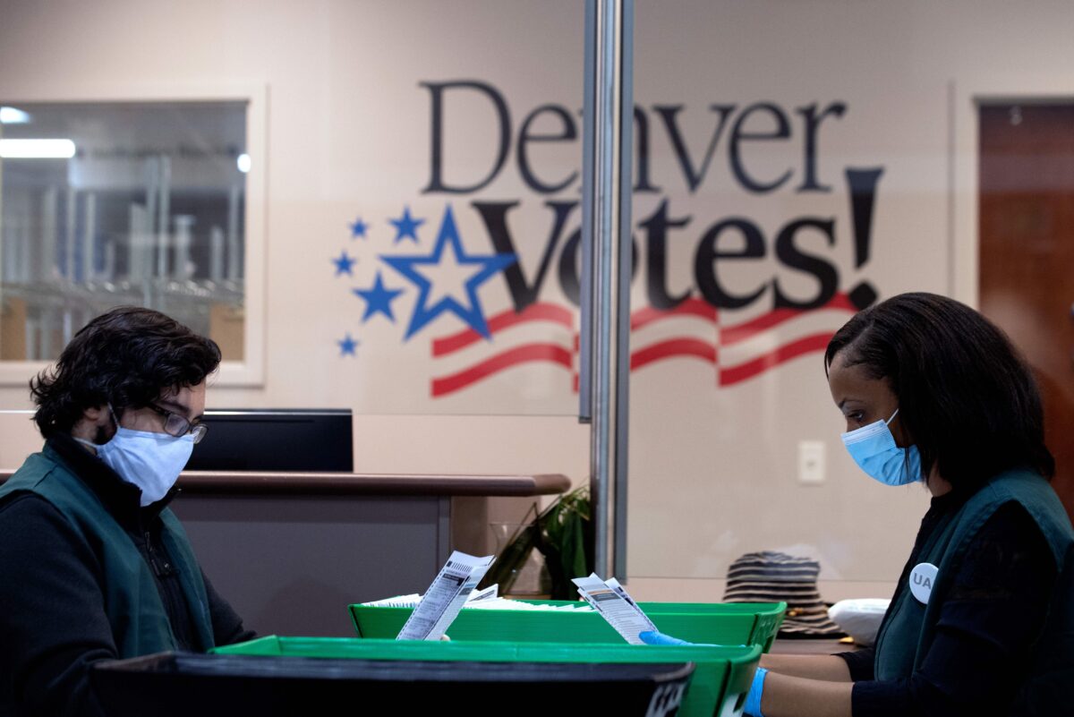 Nhân viên phòng phiếu xem xét các lá phiếu của cử tri tại trụ sở Bộ phận Bầu cử Denver ở thành phố Denver, tiểu bang Colorado, vào ngày 03/11/2020. (ẢnhJason Connolly/AFP qua Getty Images)