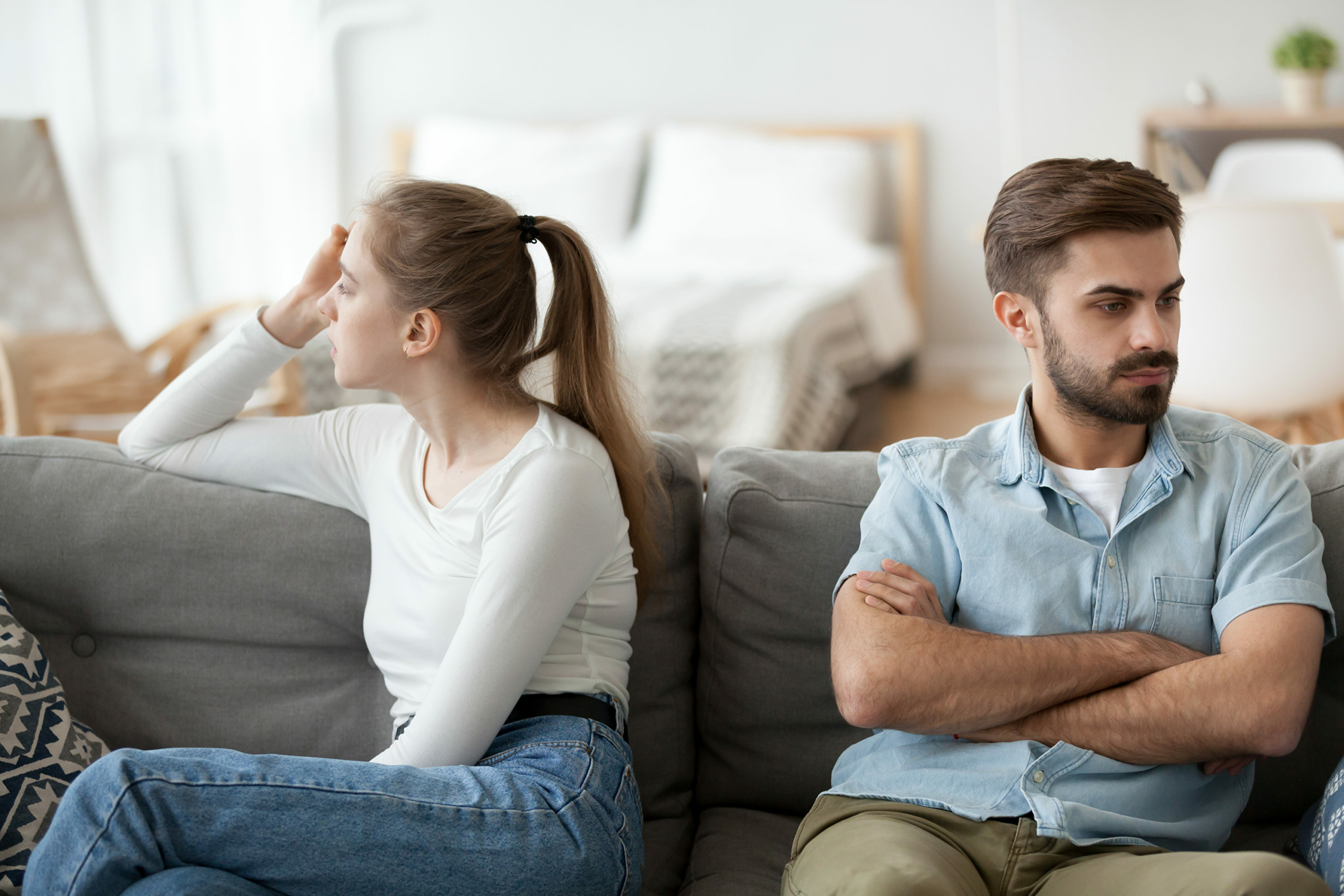 Vợ chồng hiểu nhau, khi xúc động nên lùi một bước, bình tĩnh rồi lại giao tiếp thì tình cảm mới có thể bền lâu. (Ảnh: Shutterstock)