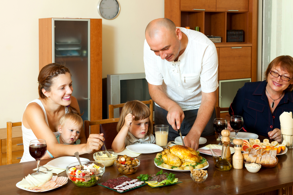 Thời gian gia đình quây quần bên nhau trong bữa ăn thường là khoảng thời gian quan trọng để trẻ học nhiều từ vựng, khái niệm, và câu chuyện mới. (Ảnh: BearFotos/Shutterstock)
