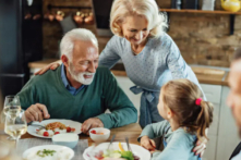 Hãy khiến bữa ăn tối thành thời gian để bạn kết nối và gắn bó với gia đình khi ngưng dùng điện thoại. (Ảnh: Drazen Zigic/Shutterstock)