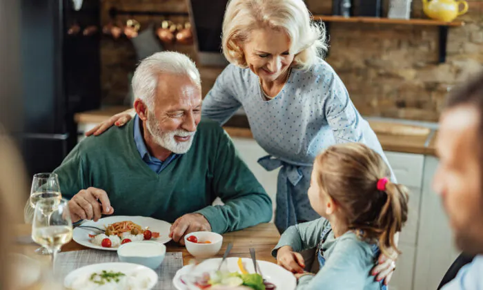 Hãy khiến bữa ăn tối thành thời gian để bạn kết nối và gắn bó với gia đình khi ngưng dùng điện thoại. (Ảnh: Drazen Zigic/Shutterstock)