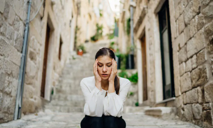 Căng thẳng, tin xấu hoặc ký ức đau buồn có thể đẩy bất kỳ ai đến chỗ lo lắng và suy tư. (Ảnh: Shutterstock)