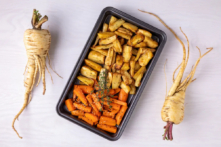 Củ cải vàng có thể chế biến giống như cà rốt — có thể kể đến vài món như luộc và phết bơ, nấu với đậu Hà Lan, hoặc thái nhỏ đem hầm. (Ảnh: Fotema/Shutterstock)