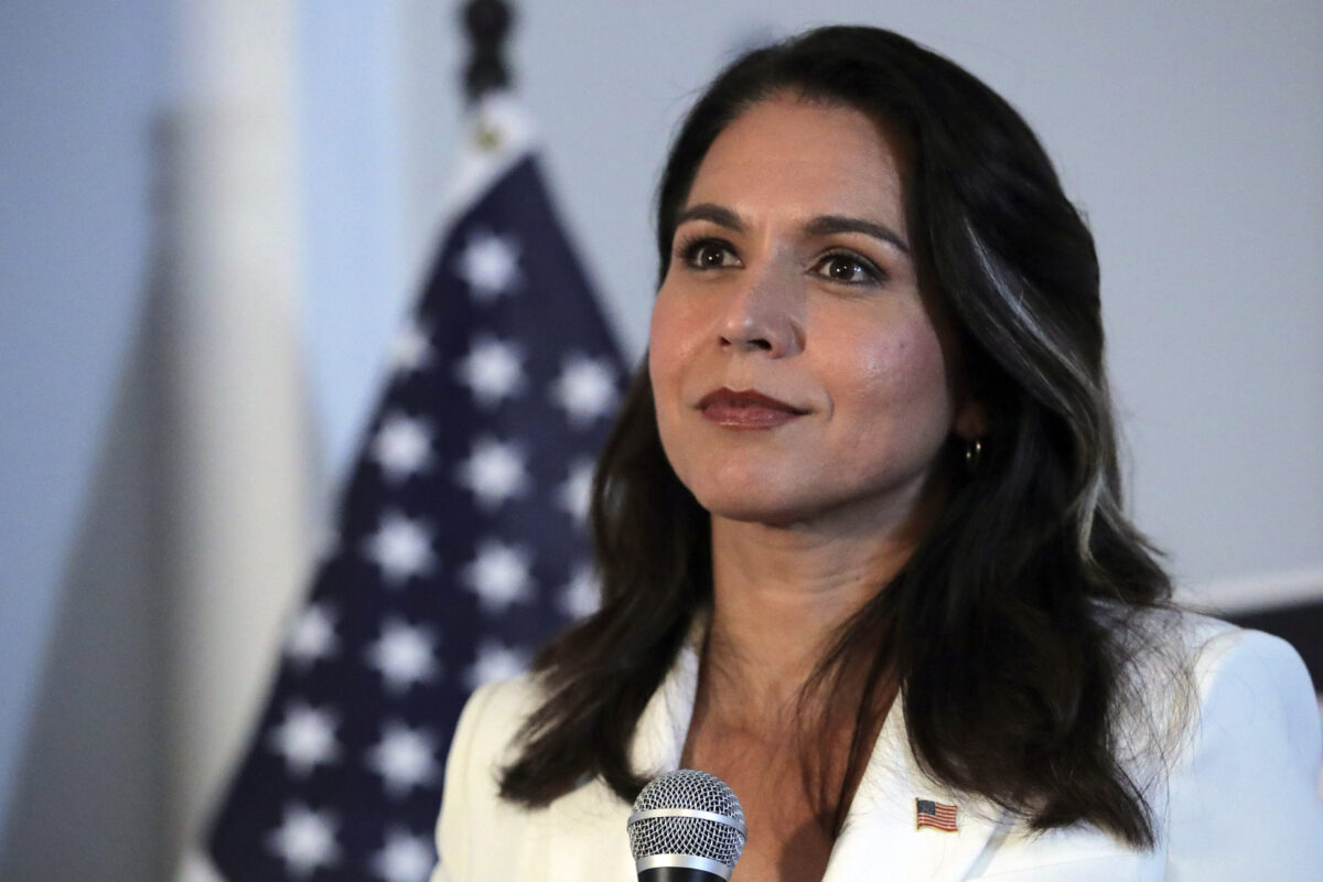 Ứng cử viên tổng thống của Đảng Dân Chủ, Dân biểu Tulsi Gabbard (Dân Chủ-Hawaii) lắng nghe một câu hỏi trong một điểm dừng vận động tranh cử ở Londonderry, thành phố New Hampshire, vào ngày 01/10/2019. (Ảnh: Charles Krupa/AP Photo)