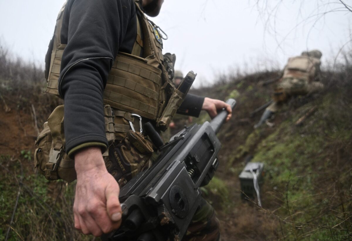 Quân nhân Ukraine chuẩn bị một súng phóng lựu tự động MK-19 do Hoa Kỳ sản xuất ở miền đông Ukraine vào ngày 17/12/2022. (Ảnh: Genya Savilov/AFP qua Getty Images)