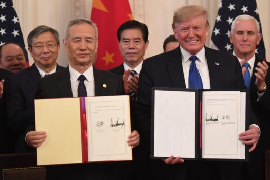 Phó Thủ tướng Trung Quốc Lưu Hạc và Tổng thống Hoa Kỳ Donald Trump cầm trên tay bản thỏa thuận thương mại đã ký giữa Hoa Kỳ và Trung Quốc tại Phòng Đông của Tòa Bạch Ốc ở Thủ đô Hoa Thịnh Đốn, vào ngày 15/01/2020. (Ảnh: Saul Loeb/AFP qua Getty Images)