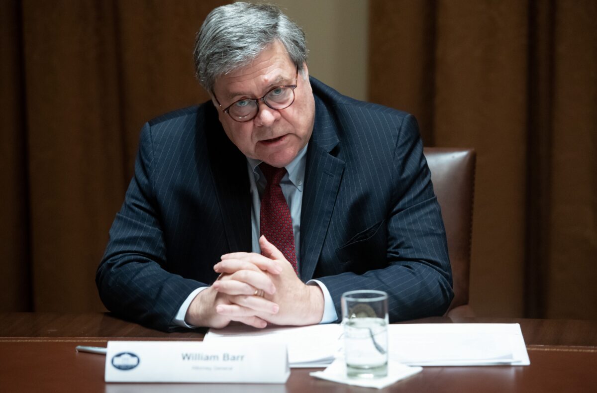 Tổng chưởng lý Hoa Kỳ Bill Barr nói trong một cuộc họp bàn tròn về người cao niên với Tổng thống Hoa Kỳ Donald Trump trong Phòng Nội các tại Tòa Bạch Ốc ở Hoa Thịnh Đốn vào ngày 15/06/2020. (Ảnh: Saul Loeb/AFP qua Getty Images)