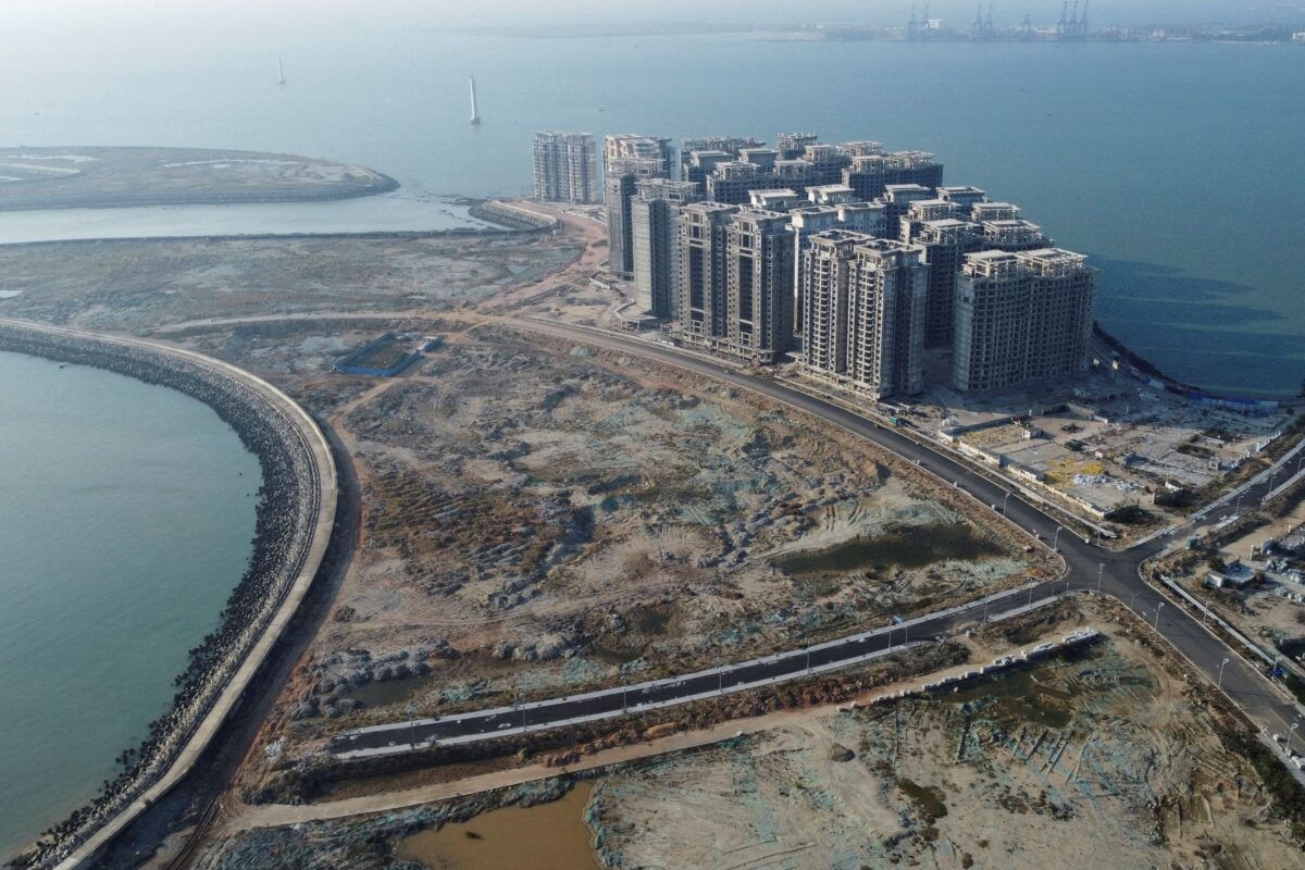 Ảnh chụp từ trên cao cho thấy 39 tòa nhà do Tập đoàn Hằng Đại (China Evergrande Group) phát triển đã bị chính quyền ra lệnh phá dỡ tại tỉnh Hải Nam, Trung Quốc, ngày 06/01/2022. (Ảnh: Aly Song/Reuters)