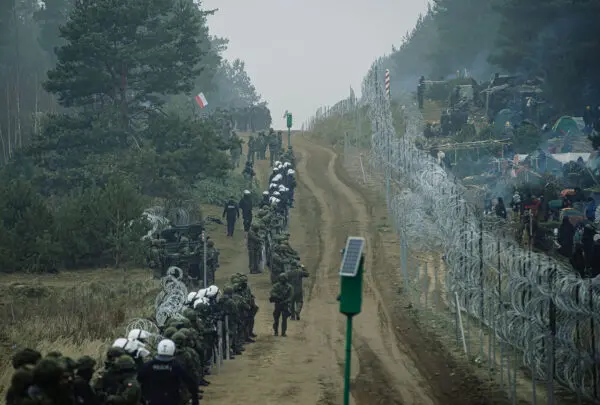 Ba Lan sẽ cử 10,000 quân tới biên giới Belarus; Minsk, Moscow tuyên bố sẽ ‘đáp trả tương xứng’