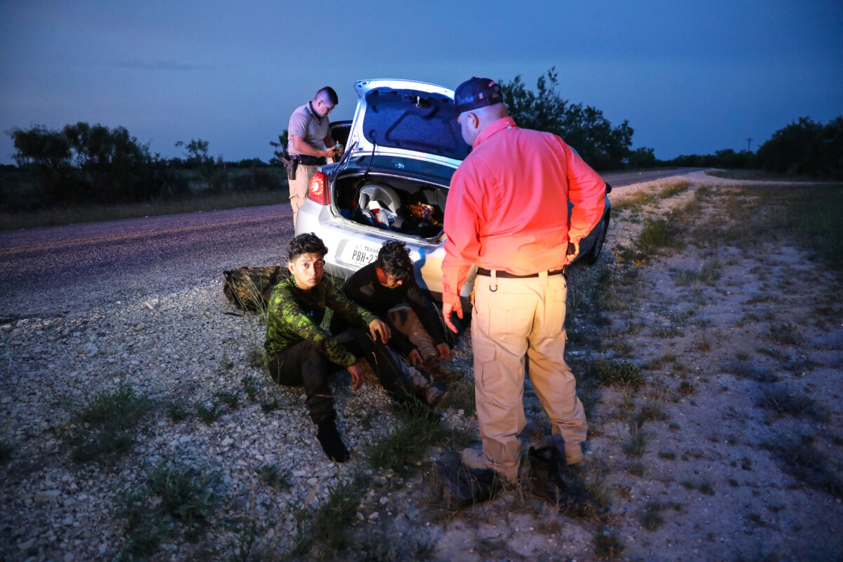 Ông Steve Gallegos, cảnh sát Quận Kinney, và các cảnh sát Quận Kinney bắt giữ một kẻ buôn người và bảy người ngoại quốc nhập cư bất hợp pháp đến từ Guatemala gần Brackettville, Texas, vào ngày 25/05/2021. (Ảnh: Charlotte Cuthbertson/The Epoch Times)
