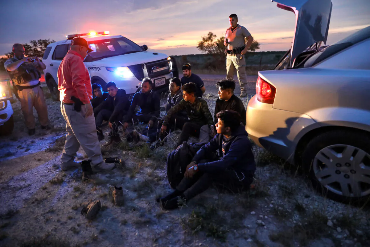 Ông Steve Gallegos, cảnh sát Quận Kinney, và các cảnh sát Quận Kinney bắt giữ một kẻ buôn người và bảy người ngoại quốc nhập cư bất hợp pháp đến từ Guatemala gần Brackettville, Texas, vào ngày 25/05/2021. (Ảnh: Charlotte Cuthbertson/The Epoch Times)