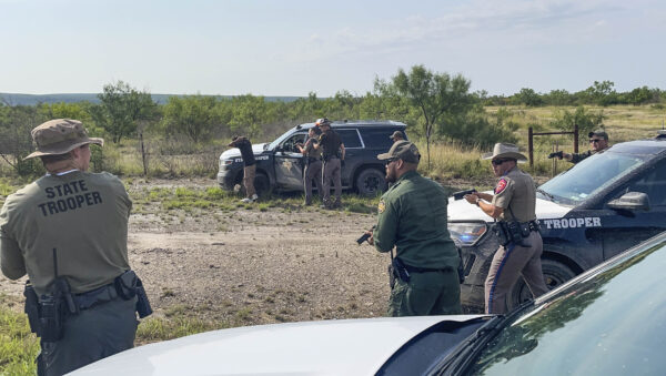 Các binh sĩ Tiểu bang Texas, Nebraska, và Iowa chuẩn bị khám xét một chiếc xe bị đánh cắp ở Quận Kinney, Texas, vào ngày 21/07/2021. (Ảnh: Charlotte Cuthbertson/The Epoch Times)
