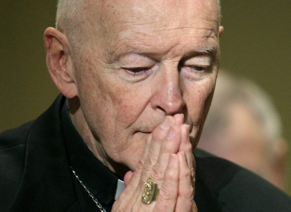 Đức Hồng Y Theodore McCarrick cầu nguyện trong cuộc họp thường niên vào mùa thu của USCCB ở Baltimore, Maryland, vào ngày 14/11/2011. Đến năm 2004, USCCB đã ủng hộ những gì sau này được gọi là “Học thuyết McCarrick”, một quan điểm thiên tả hơn về những người công khai ủng hộ việc phá thai và Bí tích Thánh Thể. (Ảnh: Patrick Semansky/AP Photo)