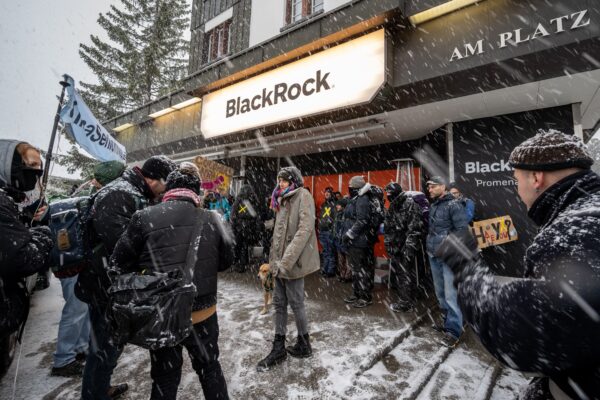 Các nhà hoạt động của Young Socialists Switzerland (JUSO) tham gia một cuộc biểu tình phản đối công ty đầu tư BlackRock của Hoa Kỳ kêu gọi đánh thuế khí hậu đối với người giàu, trước thềm cuộc họp thường niên của WEF ở Davos, vào ngày 15/01/2022. (Ảnh: Fabrice Coffrini/AFP via Images)