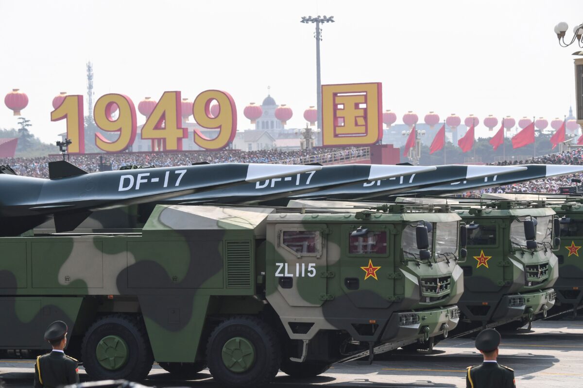 Xe quân sự của ĐCSTQ mang hỏa tiễn DF-17 tham gia cuộc duyệt binh tại Quảng trường Thiên An Môn ở Bắc Kinh vào ngày 01/10/2019. (Ảnh: Greg Baker/AFP qua Getty Images)