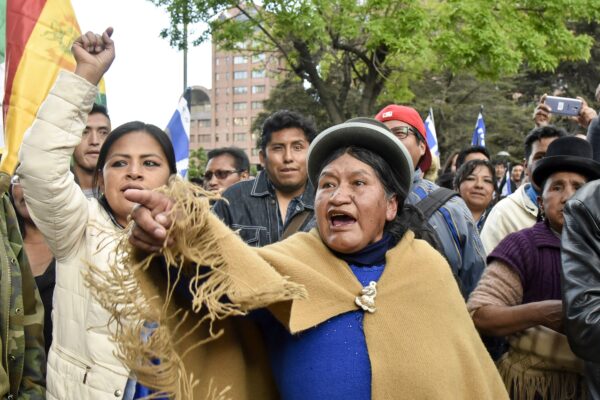 Những người ủng hộ tổng thống kiêm ứng cử viên Evo Morales của Bolivia biểu tình chống lại ứng cử viên chính của phe đối lập, cựu Tổng thống (2003–2005) Carlos Mesa, khi những người ủng hộ của cả hai nhóm tập trung bên ngoài khách sạn nơi Tòa án Bầu cử Tối cao đặt trụ sở để kiểm phiếu bầu, ở La Paz, vào ngày 21/10/2019. (Ảnh: Aizar Raldes/AFP qua Getty Images)