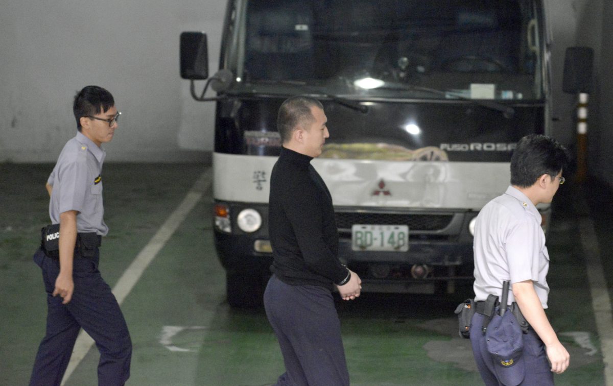 Anh Chu Hồng Húc (Zhou Hongxu, giữa), một du học sinh Trung Quốc đang học tập tại Đài Loan, đã bị bắt ở đó hồi tháng 03/2017 và bị kết án mười bốn tháng tù vì âm mưu tuyển dụng gián điệp cho Trung Quốc. (Ảnh: Sam Yeh/AFP/Getty Images)