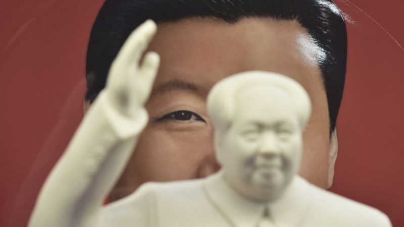 Hình ảnh “Lãnh tụ tối cao” Trung Quốc Tập Cận Bình đằng sau một bức tượng người sáng lập Đảng Cộng sản Trung Quốc Mao Trạch Đông. (Ảnh: Greg Baker/AFP qua Getty Images)